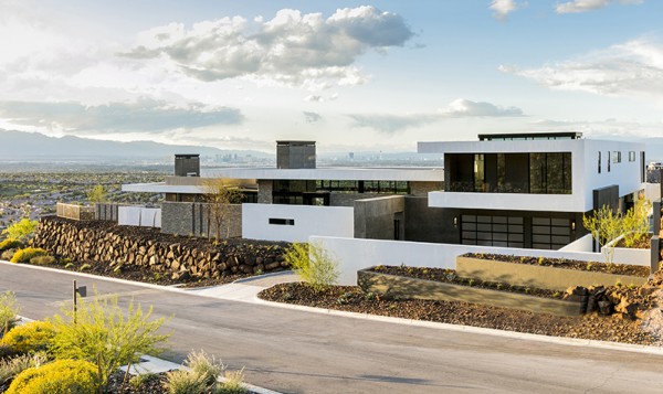 Villa a város felett