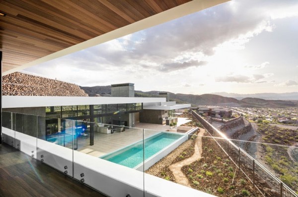 Villa a város felett